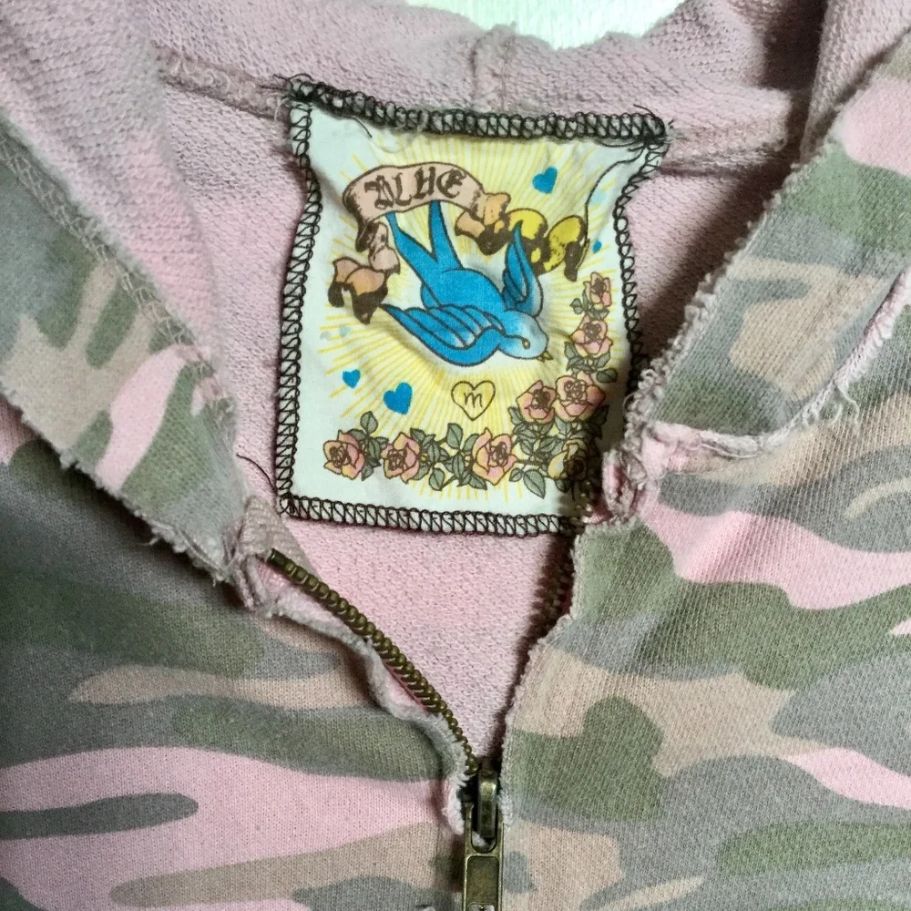 Vintage girl's camo print cropped hoodie